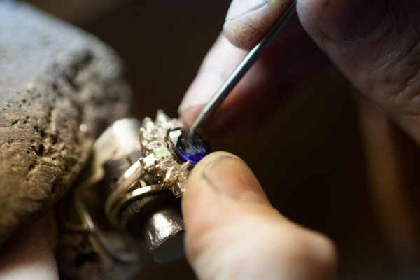 Head, Bezels, and Setting